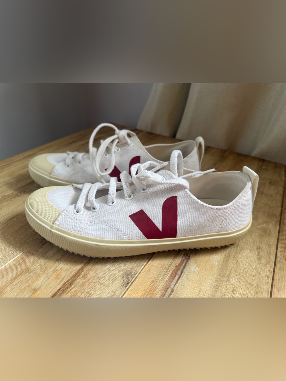 VEJA Nova Canvas 'White Marsala' with Crimson Red Lettering - Picture 5 of 5